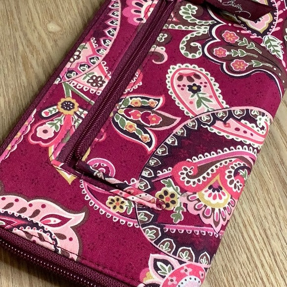 Vera Bradley Travel Organizer Passport Wallet in Piccadilly Plum. - Picture 5 of 7